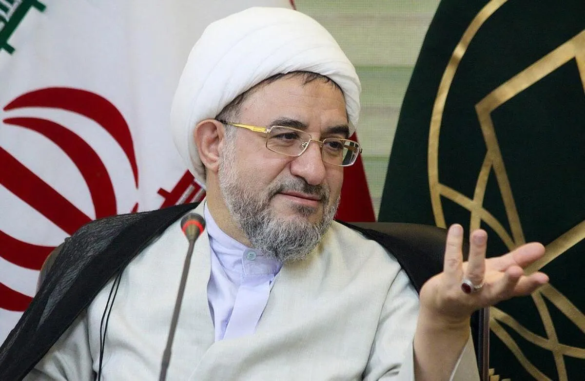 Ayatollah Mohsen Araki speaking at a microphone.